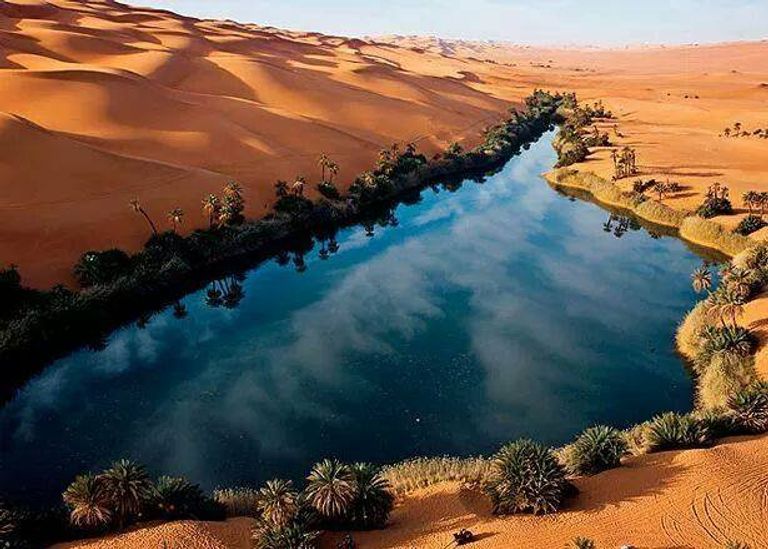 بحيرة قبر عون في الصحراء الليبية