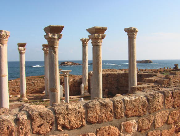 Ruines d'Apollonia surplombant la mer en Libye